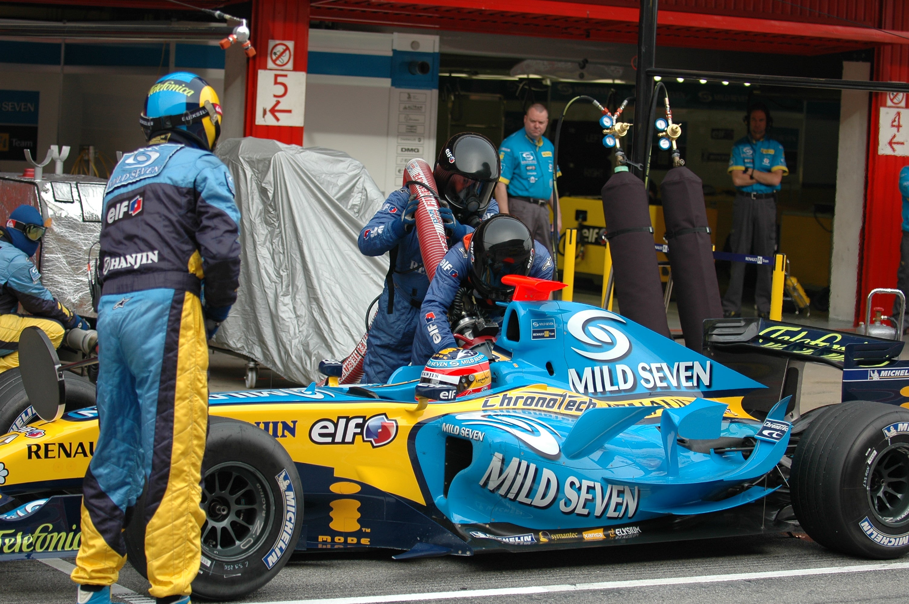 Renault Refueling Pit Stop 2 Barcelona 2006 # 4